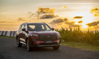 Tháng 10, Ford Việt Nam giảm giá Raptor, ưu đãi lệ phí trước bạ cho Stormtrak