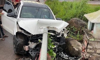 Ảnh TNGT: Mercedes-Benz GLC mất lái, đâm thẳng lan can, tan nát đầu xe