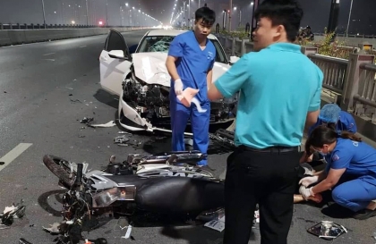 Clip TNGT: Người đi xe máy thiệt mạng vì tai nạn trên cầu Vĩnh Tuy