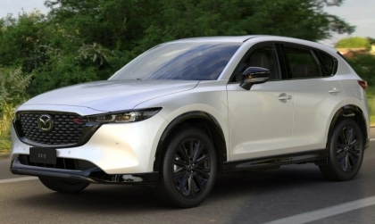 Vì sao tay em chạm vào nắm cửa xe CX-5 sau khi tắt máy lại bị tê?