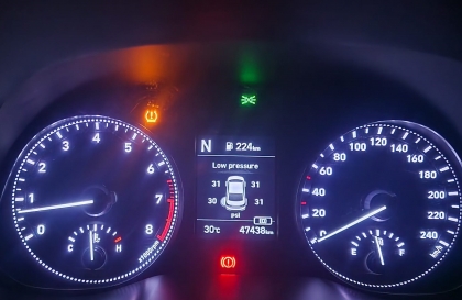 Xe Elantra báo áp suất lốp thấp nhưng không bị thủng là sao?