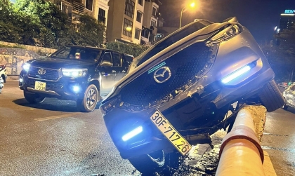 Ảnh TNGT: Không tập trung lái xe, tài xế Mazda CX-5 30F 71716 leo dải phân cách lên cầu Chương Dương