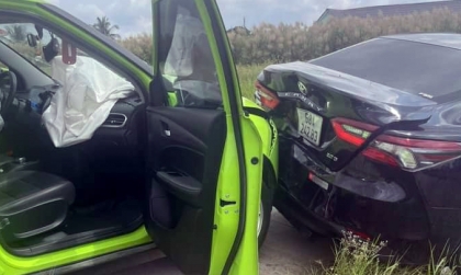 Ảnh TNGT: Toyota Camry BKS 68A 24283 bẹp nát đuôi xe vì bị VinFast VF 5 đâm từ phía sau