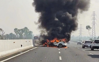 Clip TNGT: Toàn cảnh vụ Porsche Macan 30G 36707 đâm vào Toyota Corolla Cross 30G 61609 trên cao tốc Hà Nội - Hải Phòng