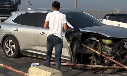 Ảnh TNGT: Nghi buồn ngủ, tài xế VinFast VF 8 đâm dải phân làn, gãy gục bánh trước