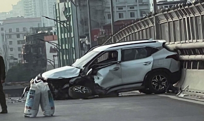 Clip TNGT: KIA Seltos 30H 50285 phóng tốc độ cao đâm thẳng cục bê tông trên đường vành đai 2