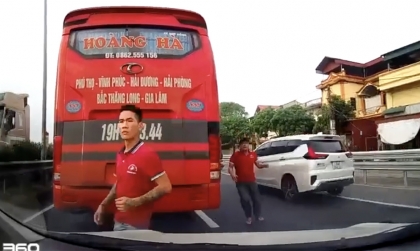 Ý thức giao thông: Không vượt ẩu được, tài xế xe khách 19H 05344 chặn đầu đòi hành hung xe khác