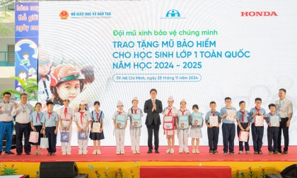 Đóng góp xã hội: Honda Việt Nam tặng mũ bảo hiểm cho học sinh miền Nam