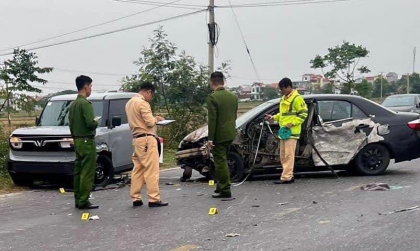 Clip TNGT: Toyota Vios tan nát vì đâm vào công-ten-nơ hay đâm vào VinFast VF 3?