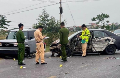 Clip TNGT: Toyota Vios tan nát vì đâm vào công-ten-nơ hay đâm vào VinFast VF 3?