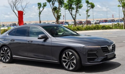 Xe VinFast Lux A lắc bánh trước dù mới thay giảm xóc là vấn đề gì?