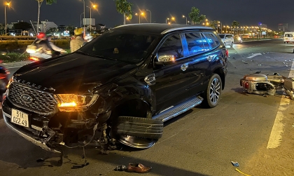 Ảnh TNGT: Sau va chạm, Ford Everest BKS 51K 02249 đâm hàng loạt xe máy ngược chiều