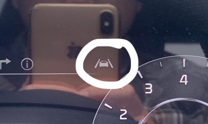 Biểu tượng này trên Sportage sao lại hiện xanh lá khi chạy?