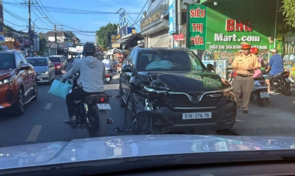 Ảnh TNGT: Tài xế VinFast Lux SA 51K 37676 sai lầm khi đấu đầu công-ten-nơ