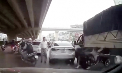 Clip TNGT: Bon chen đè đầu xe tải, tài xế Mazda3 quyết ăn thua