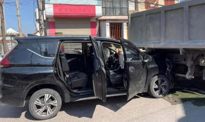 Ảnh TNGT: Mitsubishi Xpander 14A 88209 găm thẳng đuôi xe tải, vỡ lốc máy