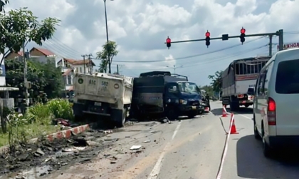 Clip TNGT: Xe ben mất kiểm soát đâm hàng loạt xe khác đang dừng đèn đỏ