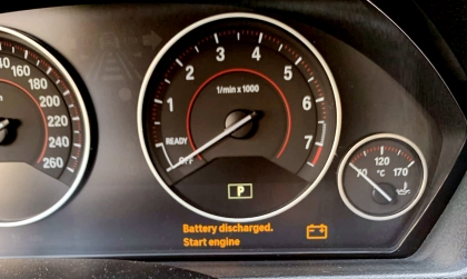 BMW 328 F30 thay ắc quy bị hiện dòng chữ này