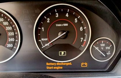 BMW 328 F30 thay ắc quy bị hiện dòng chữ này