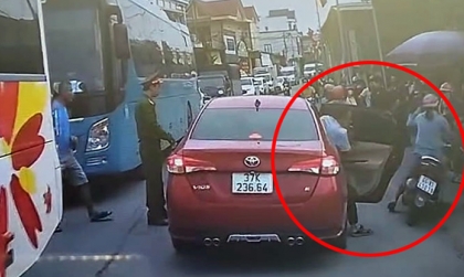 Ý thức Giao thông: Clip người đàn ông trên Toyota Vios 37K 23664 hùng hổ lao xuống đôi co với CSGT
