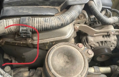 Sao khoang máy của Vios bị loang dầu thế này ạ?