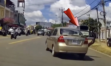 Ý thức Giao thông: Clip tài xế vô tư lái xe cho đến khi gặp CSGT chặn lại mà vẫn không biết tại sao