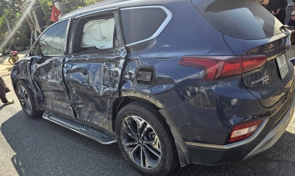 Ảnh TNGT: Hyundai Santa Fe 30F 88684 tan nát một bên hông xe vì va chạm với xe tải