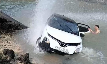 Ảnh TNGT: Vui quá đà, tài xế VinFast VF 5 BKS 70A 47829 mặc kẹt vì cho xe ngụp lặn dưới mương