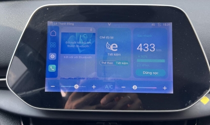 Làm sao khác phục màn hình xe VF 5 bị ám màu?