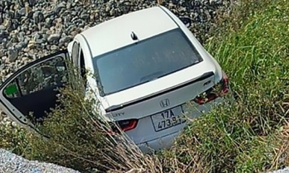 Ảnh TNGT: Mất lái, Honda City BKS 17A 47391 lao thẳng xuống chân đê