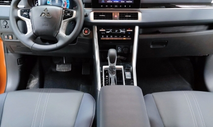 Xpander Cross mới mua không rõ vì sao cứ kêu cót két ghế lái?