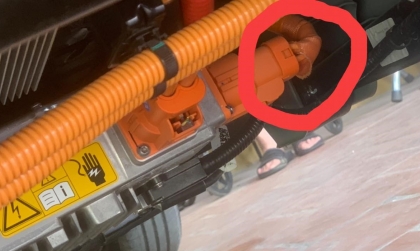 VinFast VF 3 bị tụt dây thế này có sao không?