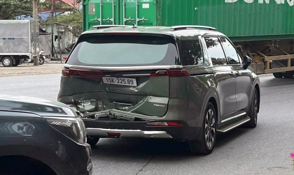 Ảnh TNGT: Vào cua tốc độ cao, Toyota Corolla Cross 15K 19702 đâm nát đuôi KIA Carnival 15K 25589