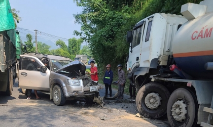 Ảnh TNGT: Ford Everest 99A 49059 lán làn đâm gục bánh xe bồn chở xăng