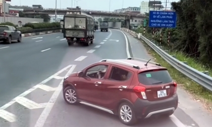 Ý thức Giao thông: Clip chị gái cầm lái VinFast Fadil 30G 97570 với nụ cười toả sáng trị giá 17 triệu đồng