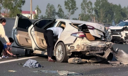 Ảnh TNGT: Toyota Camry 15A 73304 bị Mitsubishi Xpander đâm nát đuôi trên cao tốc Hà Nội - Hải Phòng