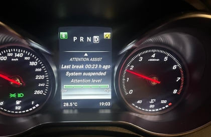 Mercedes C300 báo thế này là lỗi gì ạ?