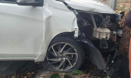 Ảnh TNGT: Toyota Vios BKS 30H 23183 vỡ nát đầu vì đâm gốc cây