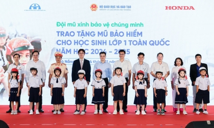 Đóng góp xã hội: Honda Việt Nam tặng mũ bảo hiểm cho học sinh khu vực miền Trung