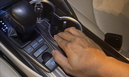 Sao chỗ để cốc của Camry bị nóng thế anh em?