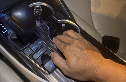 Sao chỗ để cốc của Camry bị nóng thế anh em?