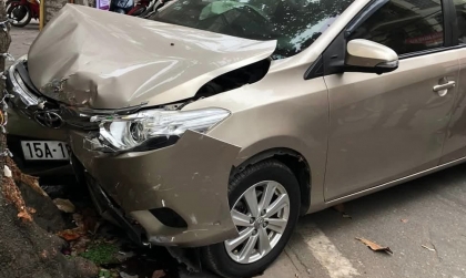 Ảnh TNGT: Toyota Vios BKS 15A 18484 đâm gốc cây, vỡ két nước