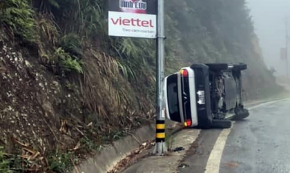 Ảnh TNGT: Đổ đèo bất cẩn, tài xế VinFast VF 3 khiến xe lật nghiêng vào vách núi