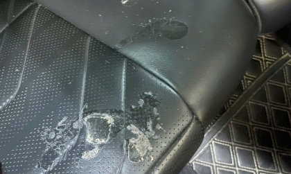 Kia Carens bị dính keo 502 thì nên xử lý thế nào?