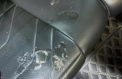 Kia Carens bị dính keo 502 thì nên xử lý thế nào?