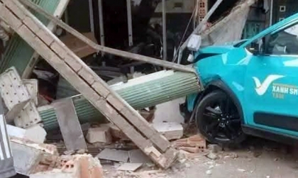 Ảnh TNGT: Taxi công nghệ VinFast VF e34 đâm đổ tường nhà dân