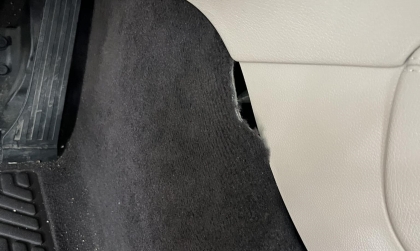 Làm sao xử lý được phần nỉ sàn xe GLC bị lòi ra thế này?