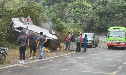 Ảnh TNGT: Đổ dốc mất lái, Toyota Innova lật ngửa dưới chân đèo