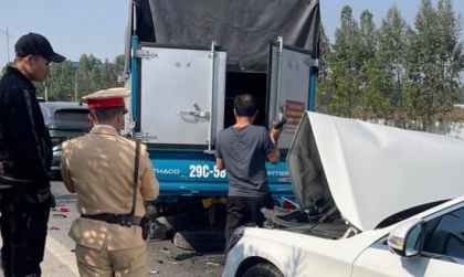 Ảnh TNGT: Mercedes-Benz S450 12A 13899 thiệt hại nặng vì húc đuôi xe tải