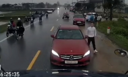 Clip: Thanh niên đi Mercedes-Benz nghênh ngang chặn đầu công-ten-nơ tại Hà Tĩnh đã bị mời lên phường